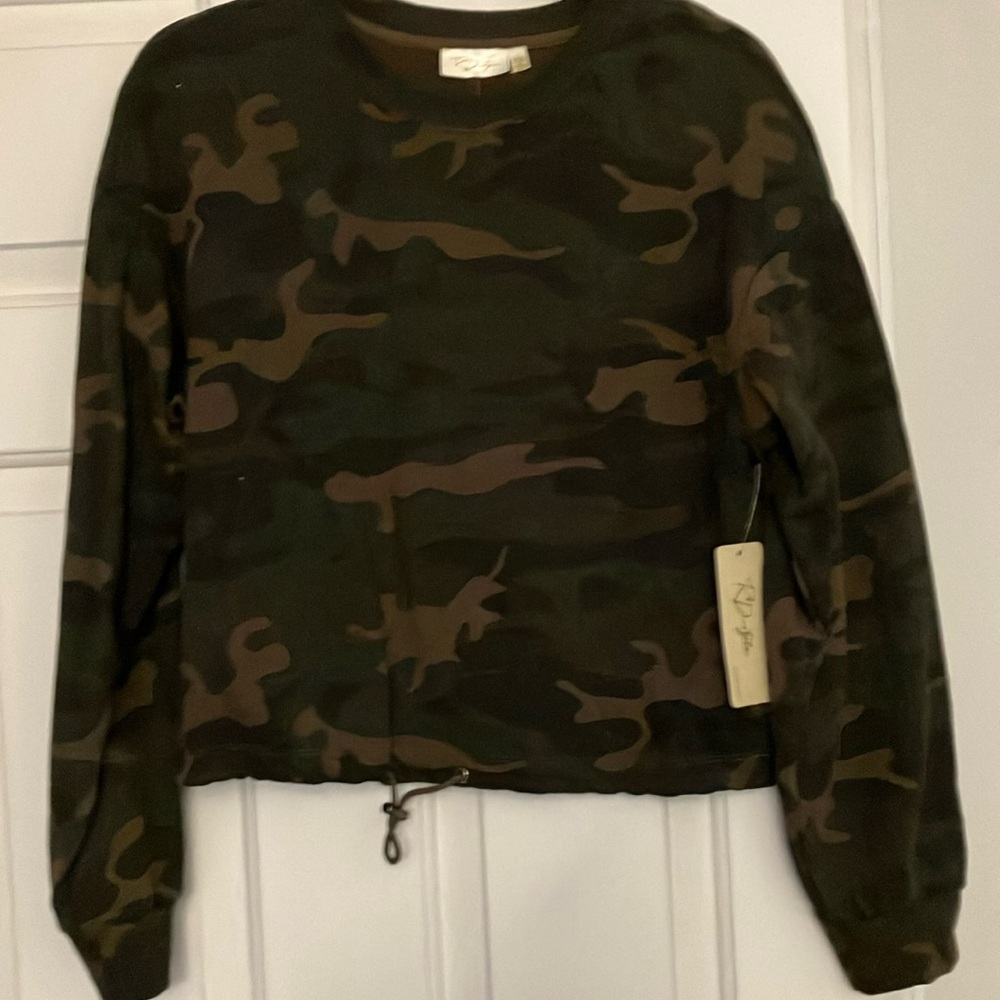 New with tags. Size s. Cropped  camo long sleeve shirt.